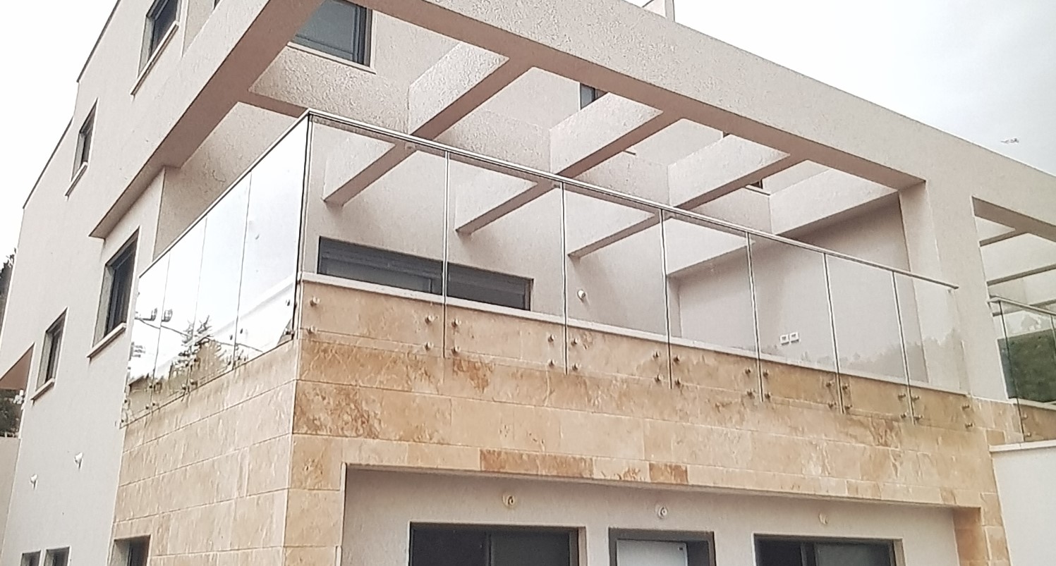 מעקה זכוכית מעוגן מחברי נקודה